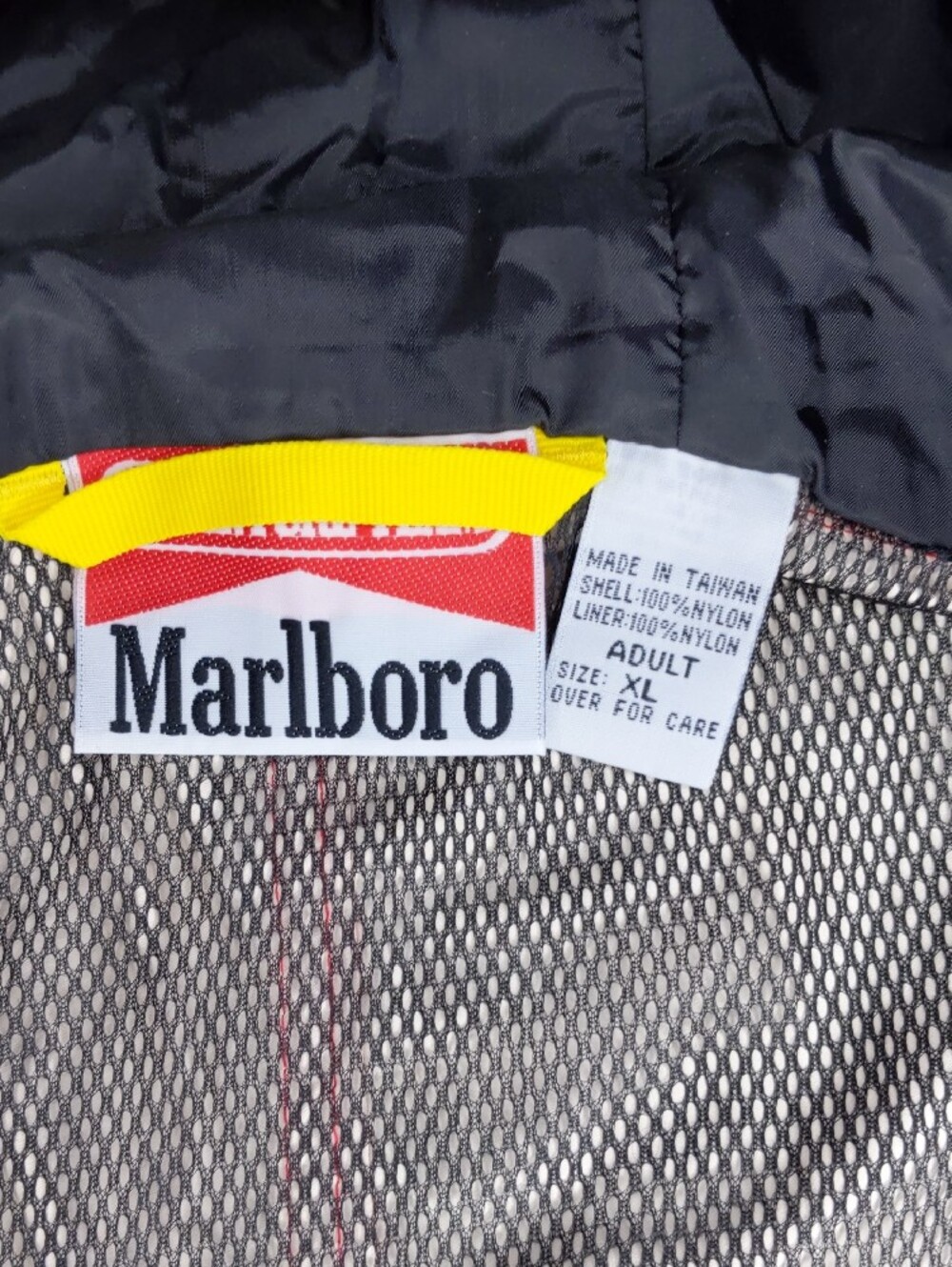 Marlboro Hooded Windbreaker Jacket in Red XL - Picture 10 of 16